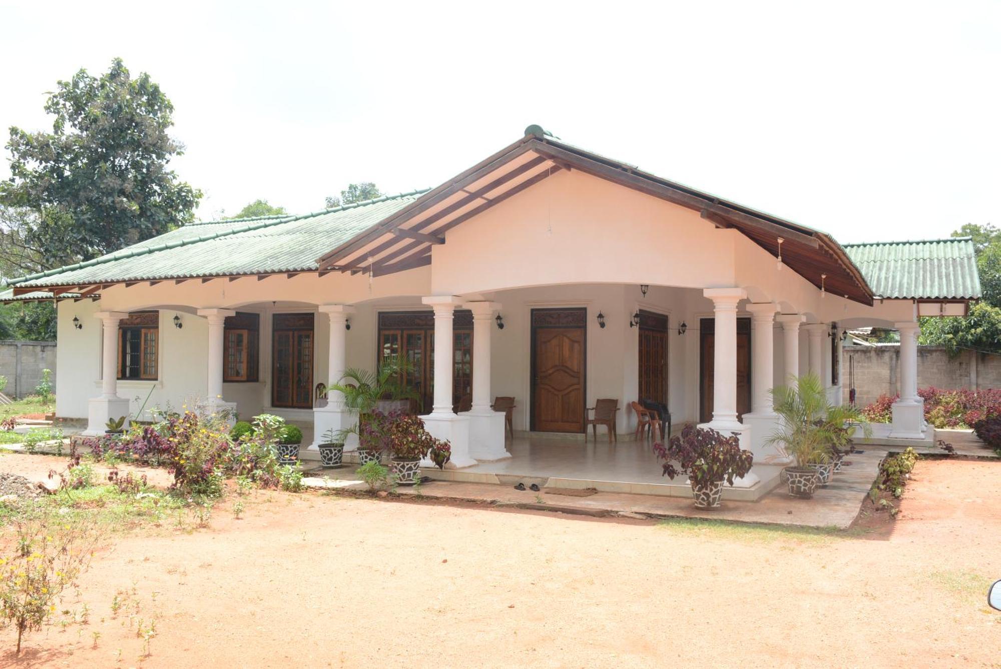Hotel First House Mihintale Esterno foto