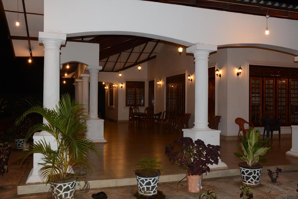 Hotel First House Mihintale Esterno foto